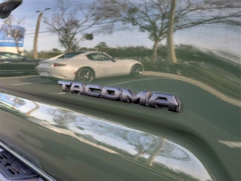 Used 2021 Toyota Tacoma SR5 w/ Trail Edition image 7