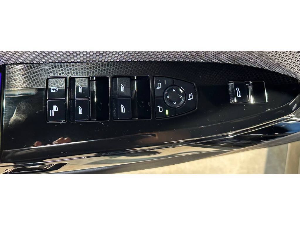Used 2024 BMW 760i xDrive w/ Premium Package 2 AWD/4WD image 34