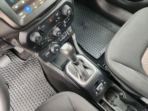 Used 2023 Jeep Renegade Latitude AWD/4WD image 19