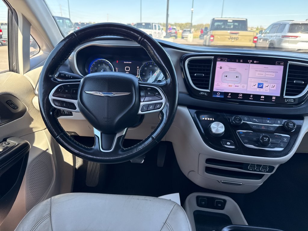 Used 2021 Chrysler Pacifica Touring-L FWD image 13