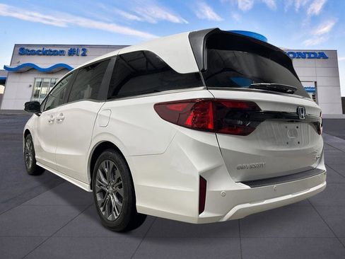New 2026 Honda Odyssey Touring image 3