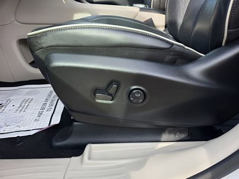 Used 2023 Chrysler Pacifica Limited image 18