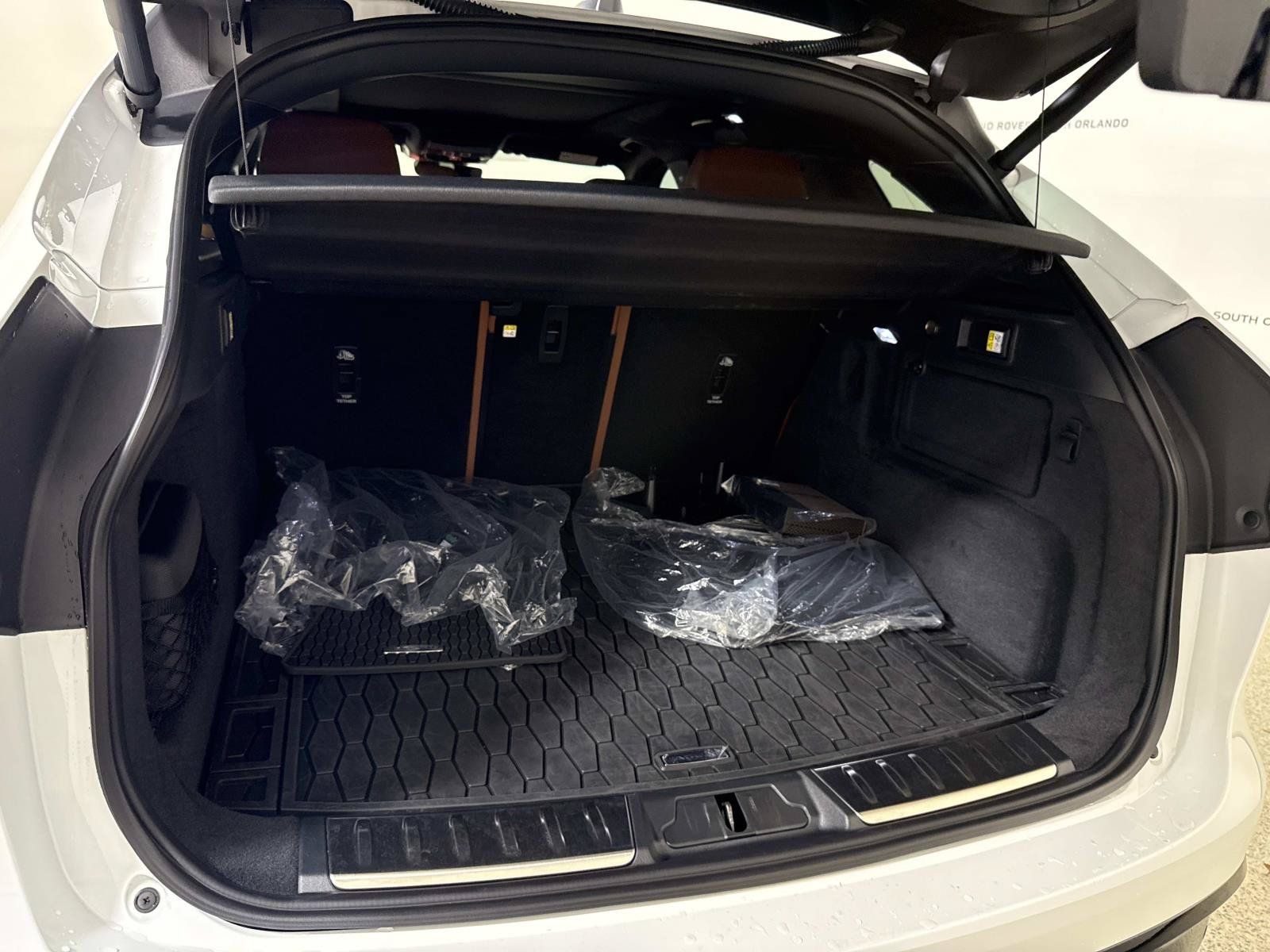 Certified 2026 Jaguar F-PACE R-Dynamic S AWD/4WD image 11
