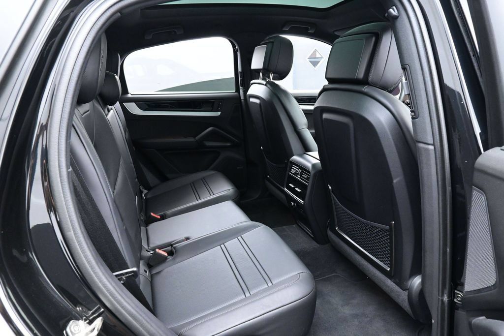 Certified 2025 Porsche Cayenne E-Hybrid Coupe AWD/4WD image 28