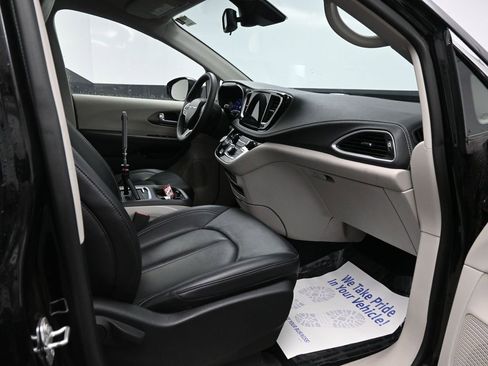 Used 2024 Chrysler Pacifica Select image 20