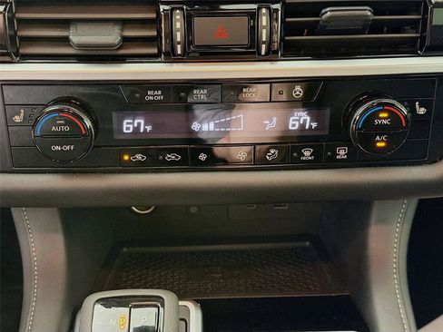 Used 2025 Nissan Pathfinder SL AWD/4WD image 17
