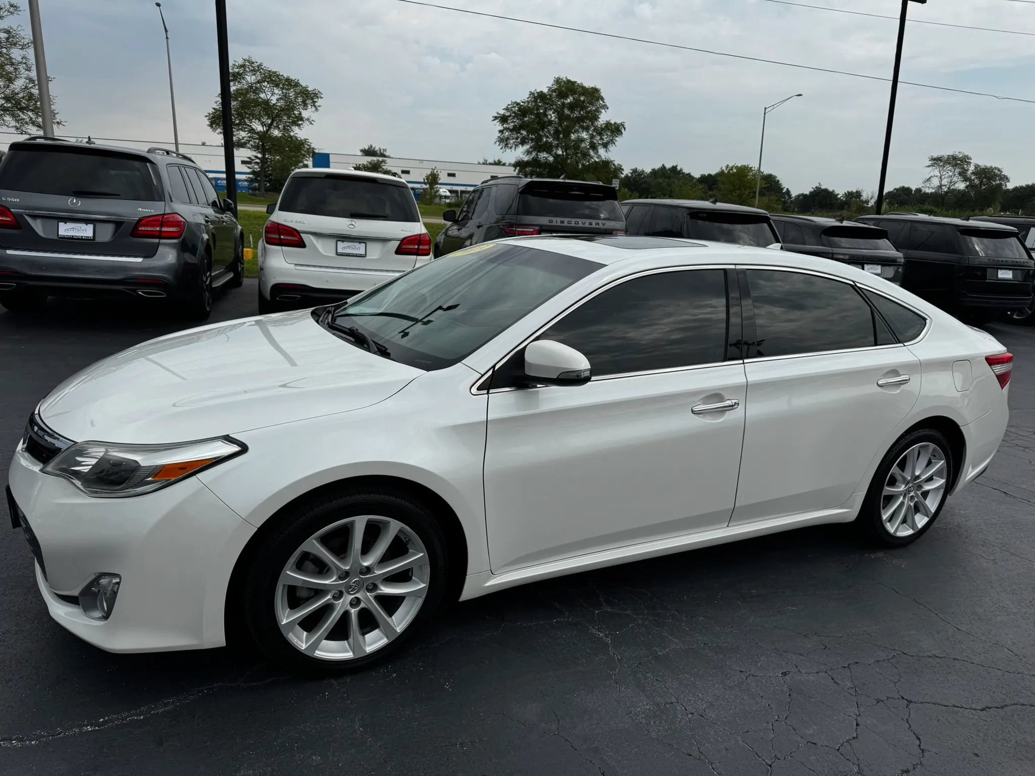Used 2013 Toyota Avalon Limited w/ Technology Pkg FWD image 2