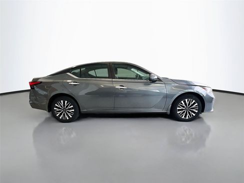 Used 2023 Nissan Altima 2.5 SV AWD/4WD image 16