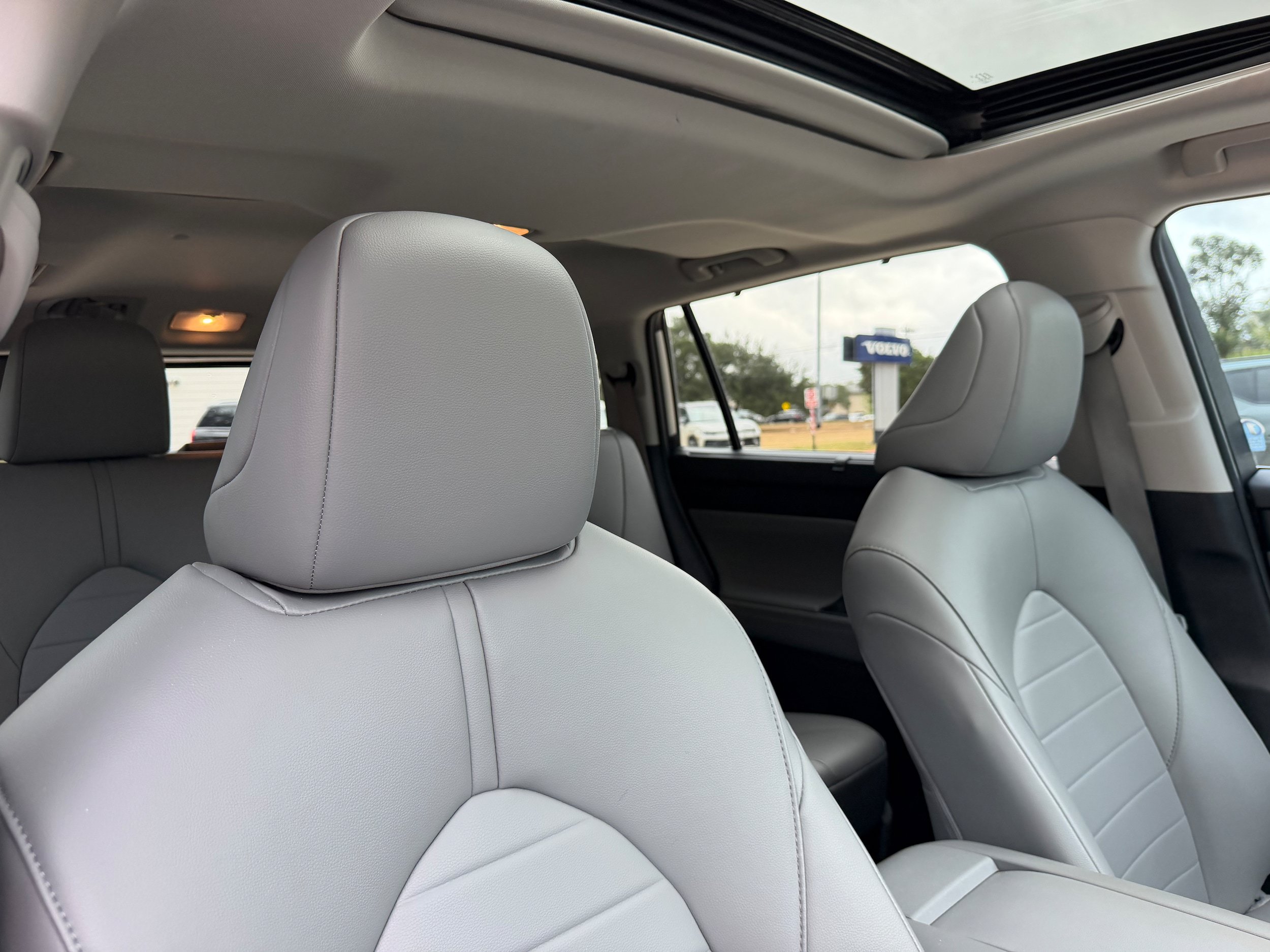 Used 2024 Toyota Highlander XLE FWD image 11
