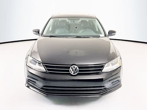 Used 2017 Volkswagen Jetta SE FWD image 2