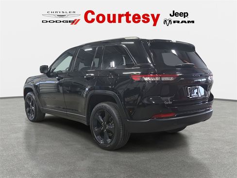 Certified 2023 Jeep Grand Cherokee Altitude image 7