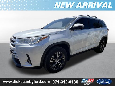 Used 2019 Toyota Highlander Plus AWD/4WD image 4