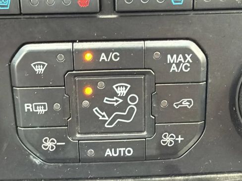 Used 2016 Ford Expedition Limited AWD/4WD image 22