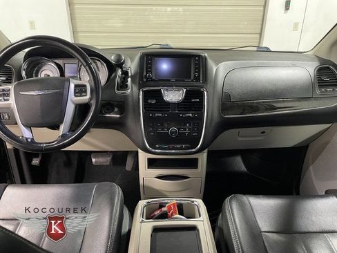 Used 2015 Chrysler Town & Country Touring FWD image 14