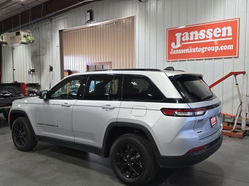 Used 2024 Jeep Grand Cherokee Altitude image 3