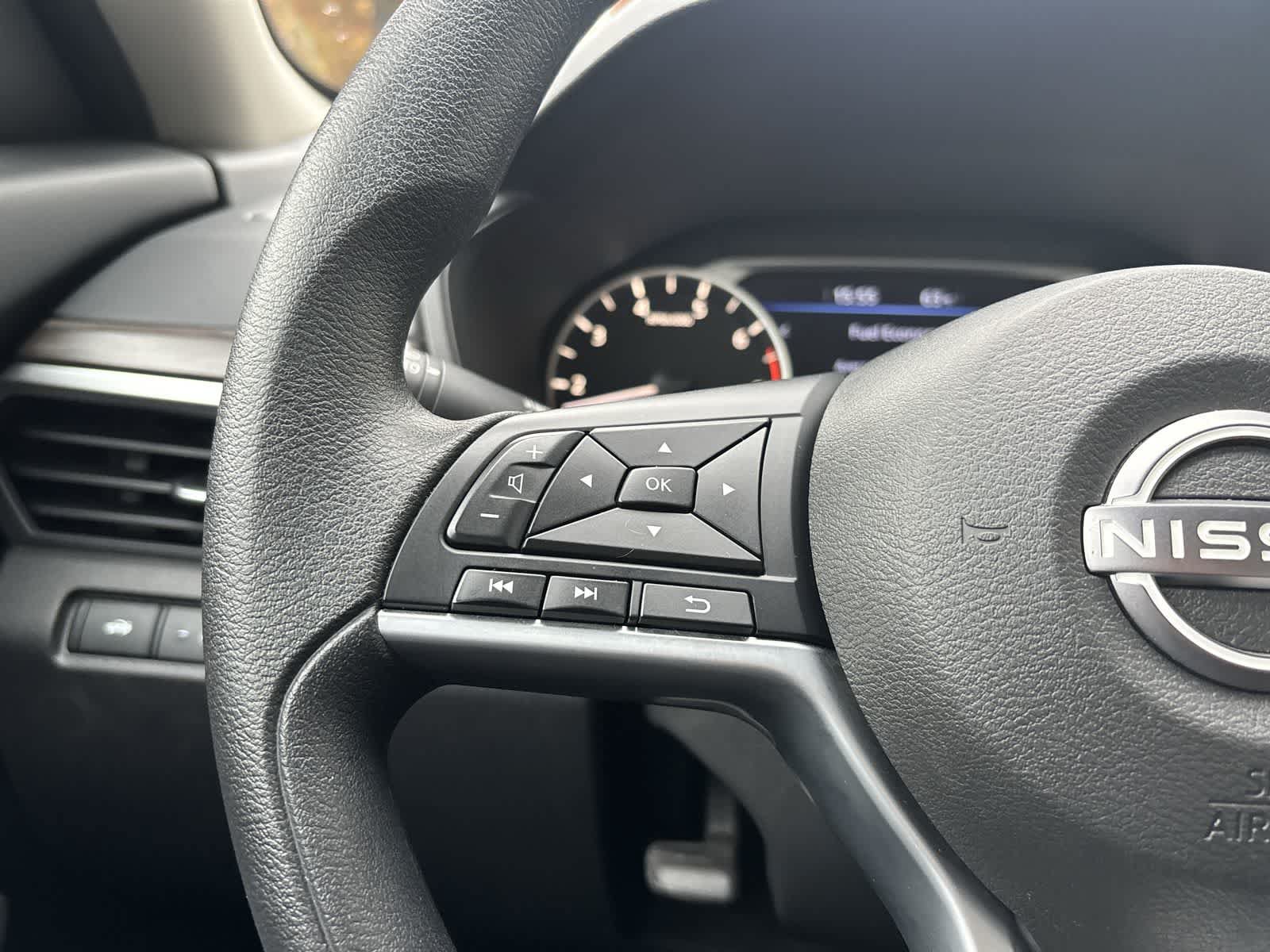 Used 2025 Nissan Altima 2.5 SV FWD image 14