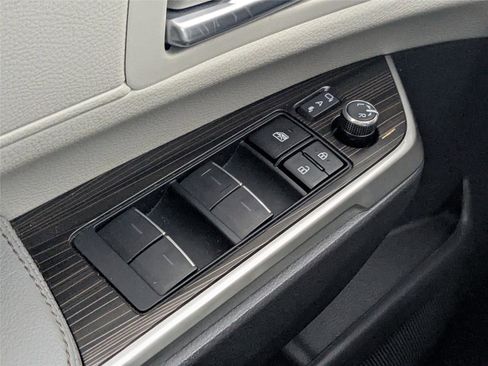 Used 2024 Toyota Sienna Limited image 18