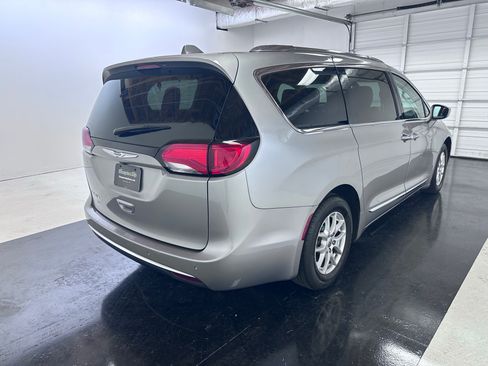Used 2020 Chrysler Pacifica Touring-L FWD image 34