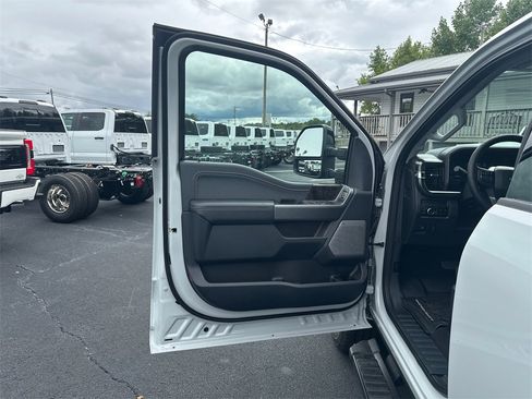 New 2026 Ford F250 Lariat w/ Black Appearance Package image 16