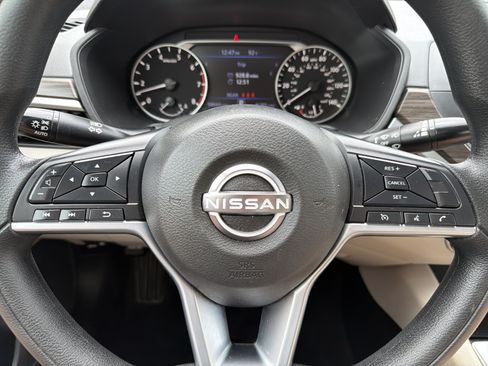 Used 2025 Nissan Altima 2.5 SV FWD image 10