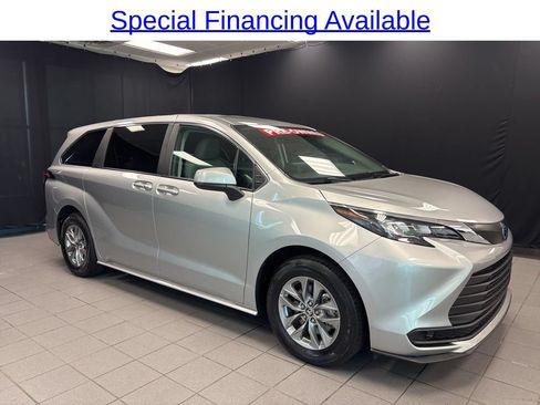 Used 2024 Toyota Sienna LE FWD image 1