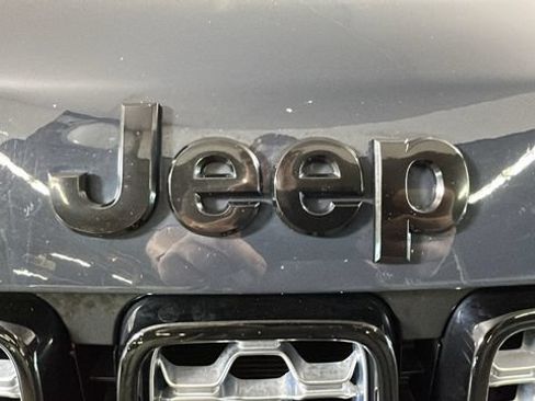 Used 2018 Jeep Grand Cherokee Altitude AWD/4WD image 8