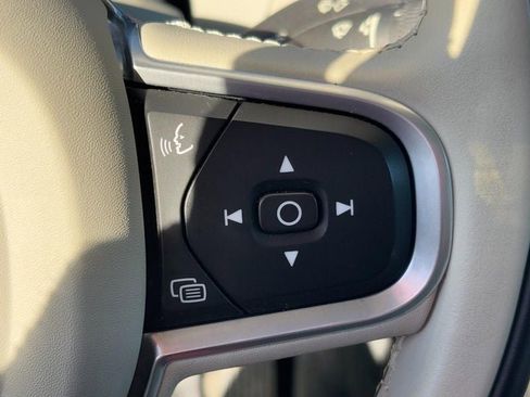 Used 2021 Volvo XC60 T5 Momentum w/ Climate Package image 18