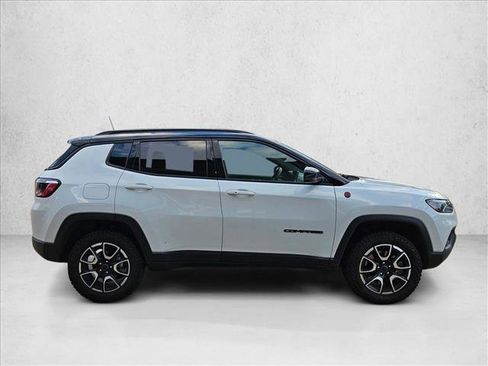 Used 2025 Jeep Compass Trailhawk AWD/4WD image 4
