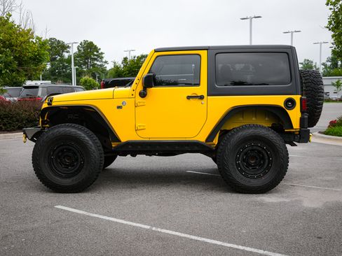 Used 2015 Jeep Wrangler Sahara AWD/4WD image 7