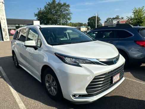 Used 2022 Toyota Sienna XLE AWD/4WD image 12