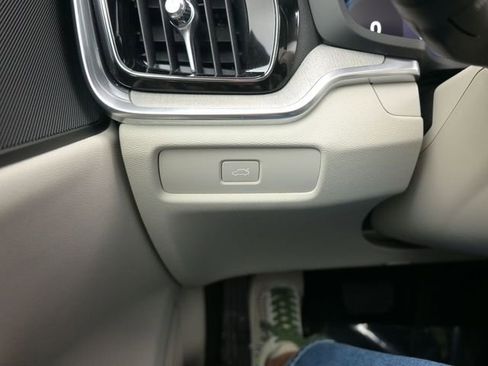 Used 2024 Volvo V60 B5 Cross Country Plus image 28