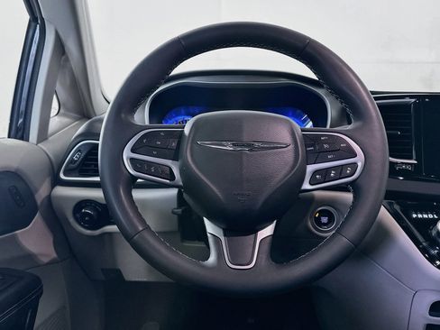 Used 2024 Chrysler Pacifica Touring-L FWD image 18