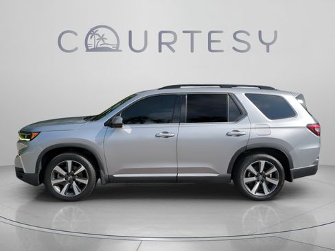 Used 2024 Honda Pilot Touring image 4