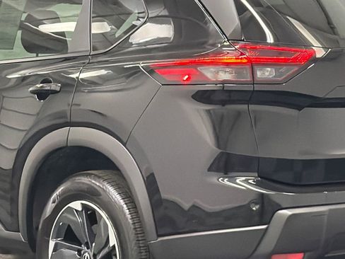 Used 2025 Nissan Rogue SV image 7