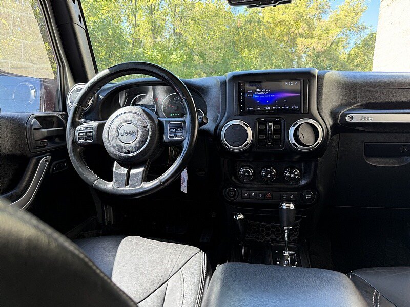 Used 2015 Jeep Wrangler Unlimited Rubicon w/ Connectivity Group AWD/4WD image 11