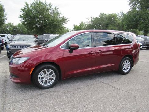 Certified 2023 Chrysler Voyager LX FWD image 4