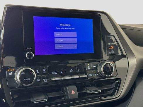 Used 2023 Toyota Highlander XLE AWD/4WD image 22