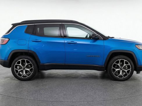 Used 2025 Jeep Compass Limited image 11