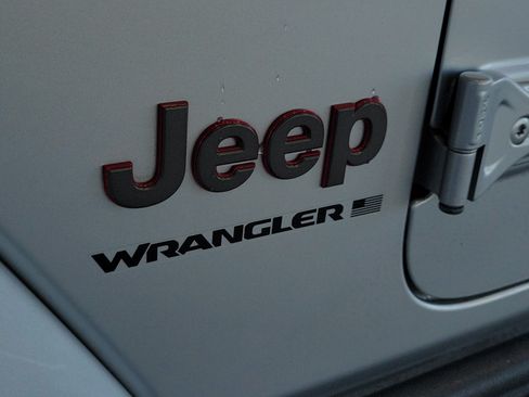 Used 2023 Jeep Wrangler Unlimited Rubicon AWD/4WD image 6