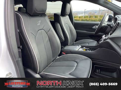New 2026 Chrysler Pacifica Limited FWD image 27