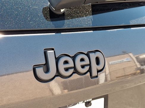 Used 2022 Jeep Cherokee Trailhawk w/ Comfort/Convenience Group AWD/4WD image 30