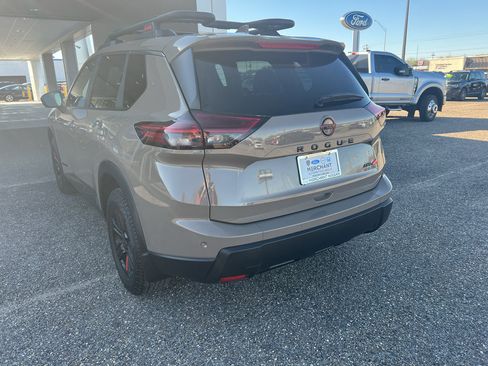 Used 2025 Nissan Rogue SV AWD/4WD image 5