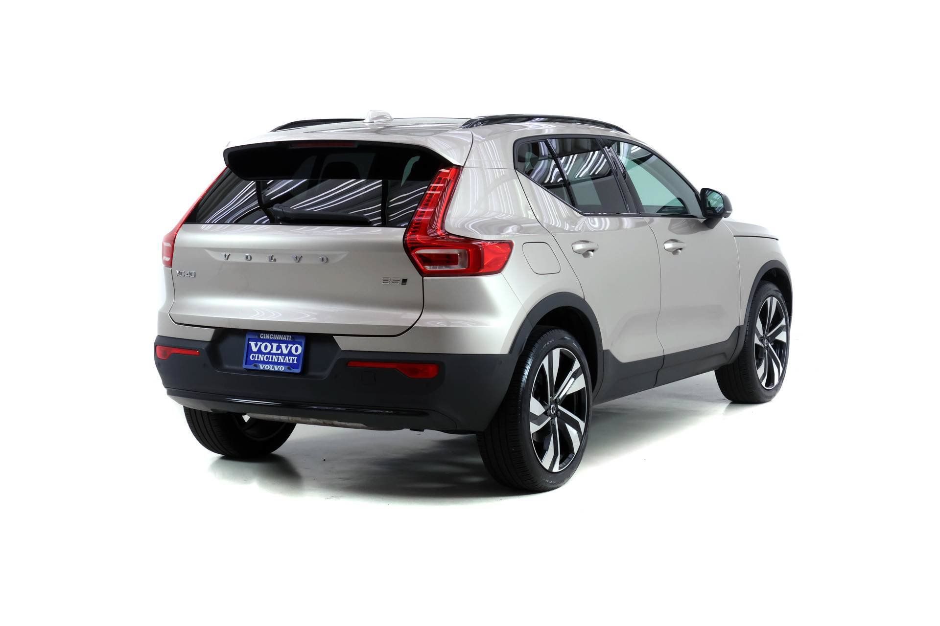 Certified 2024 Volvo XC40 B5 Ultimate w/ Protection Package Premier AWD/4WD image 4