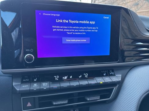 Used 2025 Toyota Camry SE w/ Convenience Package image 14