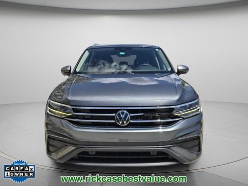 Used 2022 Volkswagen Tiguan SE w/ Panoramic Sunroof Package FWD image 5