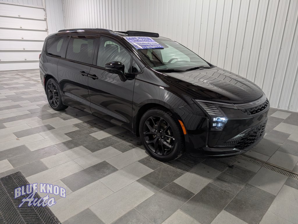 Used 2027 Chrysler Pacifica Limited FWD image 5