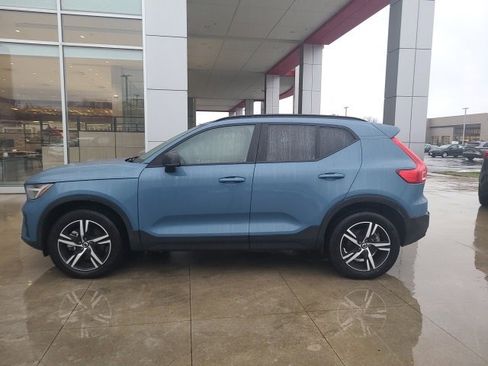 Used 2024 Volvo XC40 B5 Core image 4