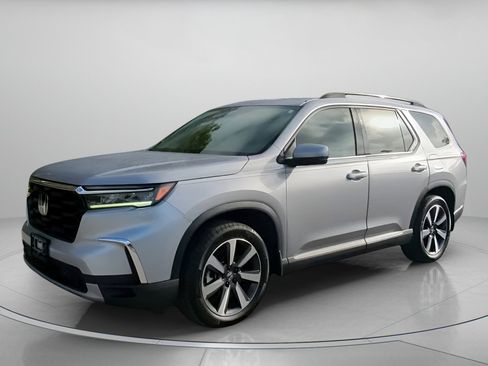 Used 2024 Honda Pilot Touring image 13