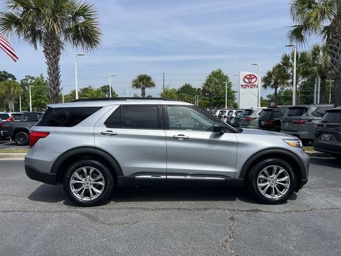 Used 2022 Ford Explorer XLT w/ Equipment Group 202A AWD/4WD image 11