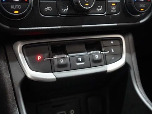 Used 2024 GMC Terrain SLT image 30